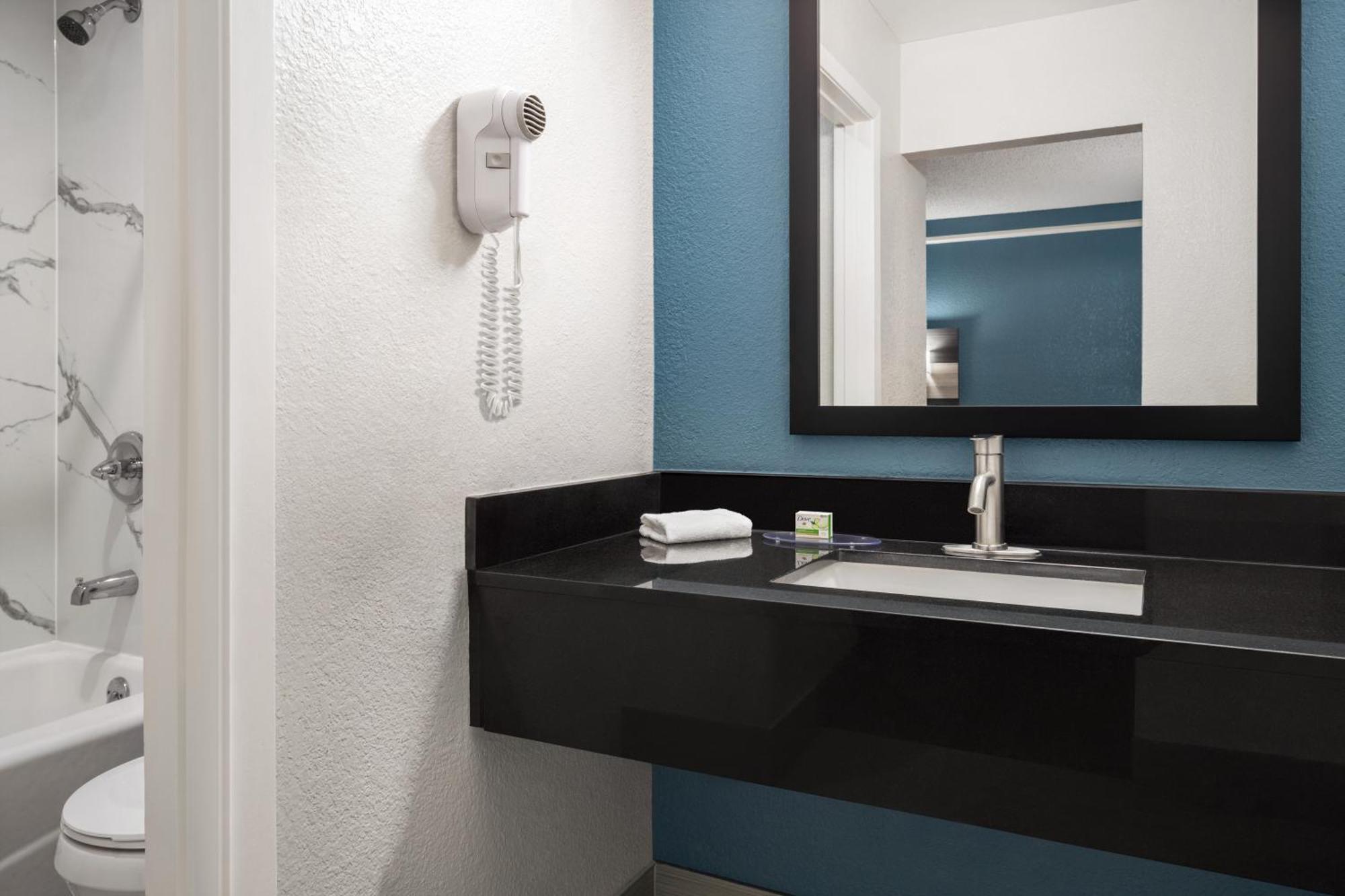 La Quinta Inn By Wyndham Victoria Εξωτερικό φωτογραφία