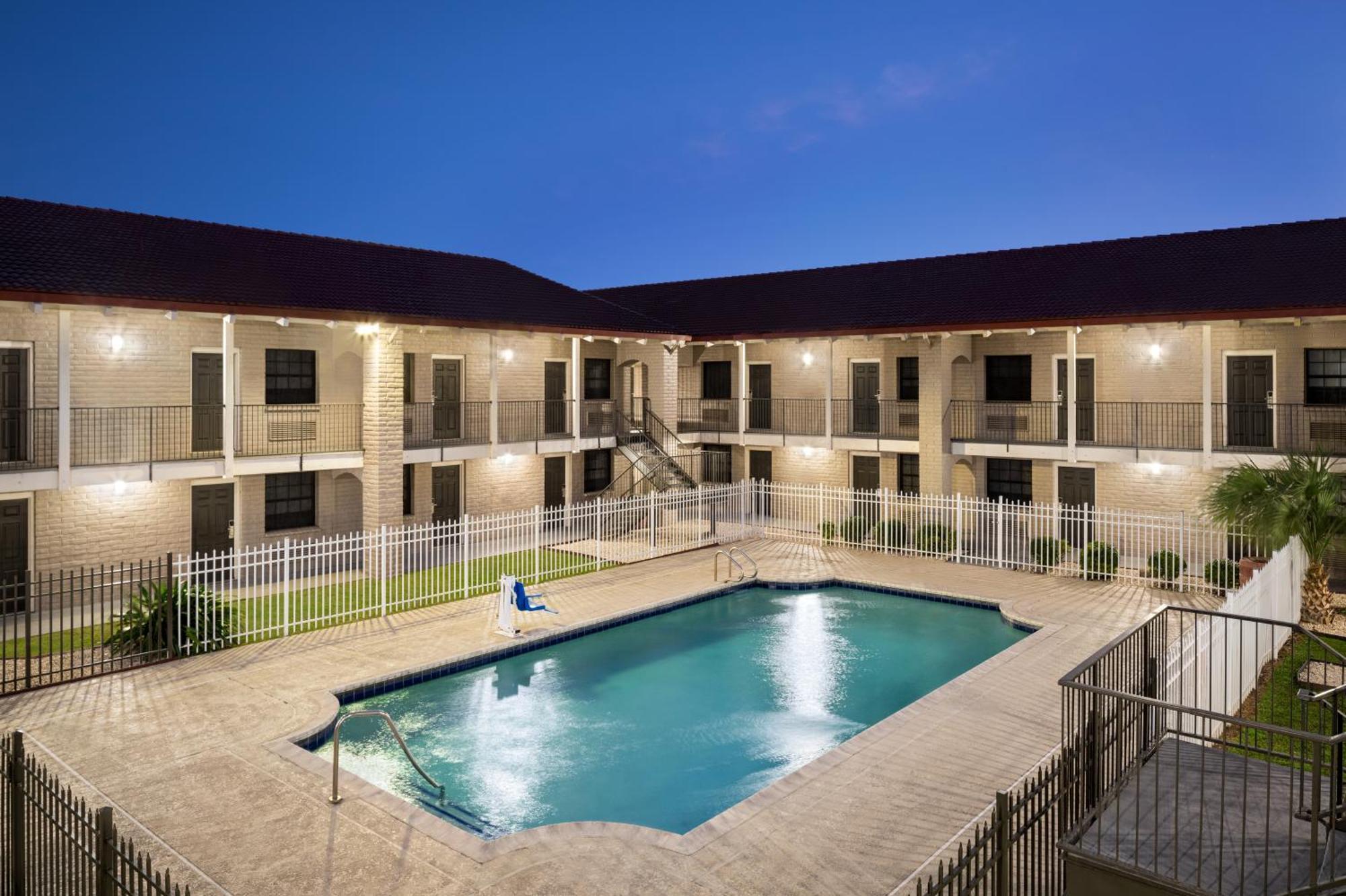 La Quinta Inn By Wyndham Victoria Εξωτερικό φωτογραφία